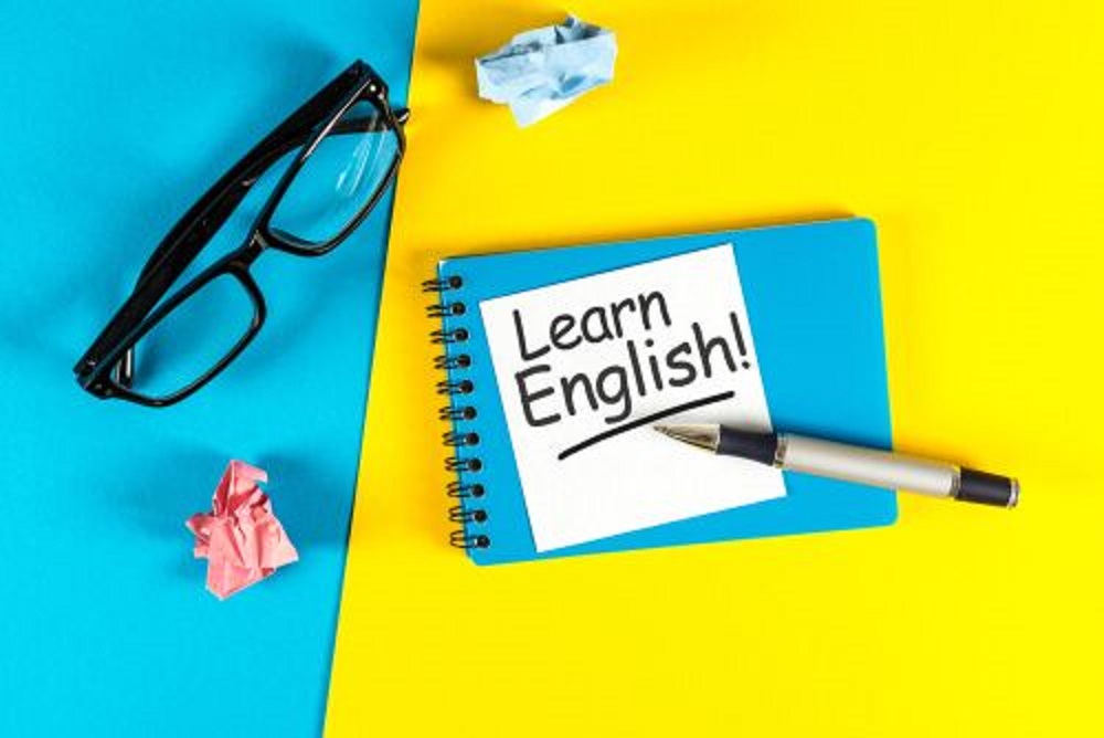 "What are the key benefits of enrolling in a Spoken English Course for individuals, especially students?"